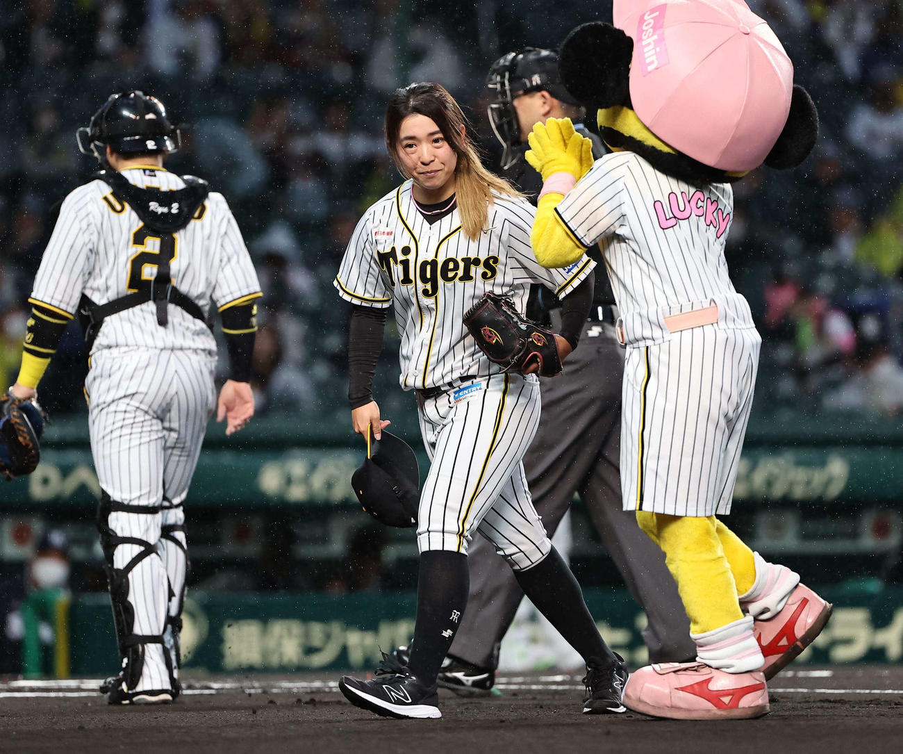 阪神対ヤクルト　始球式を務めた阪神タイガースWoman森選手（撮影・上田博志）