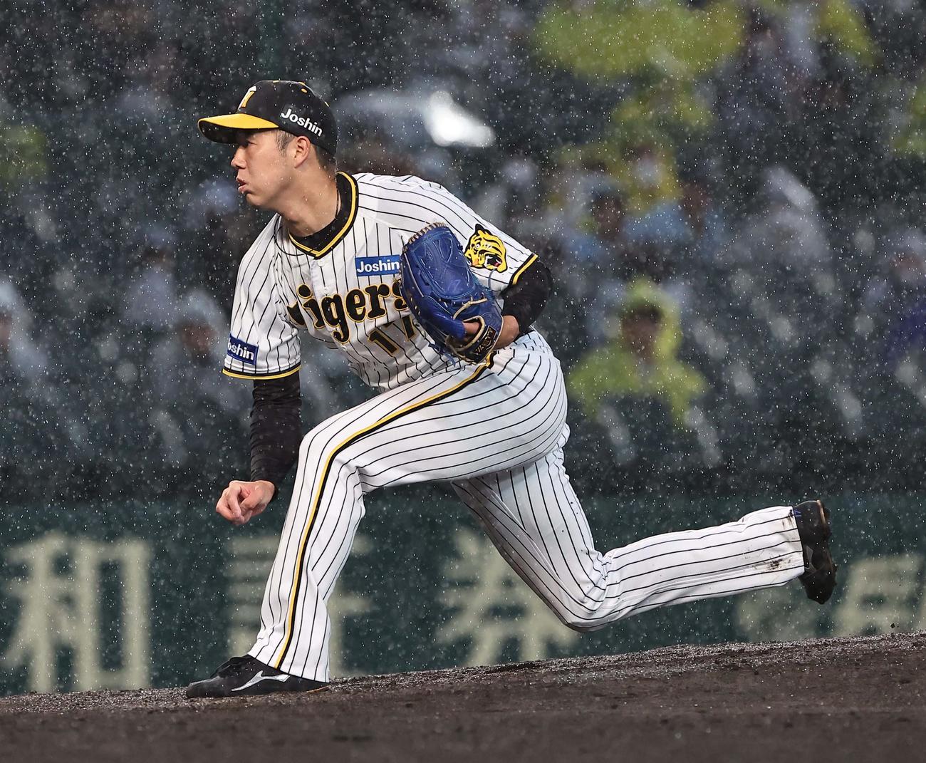 阪神対ヤクルト　滑るマウンドで投球する青柳（撮影・上田博志）