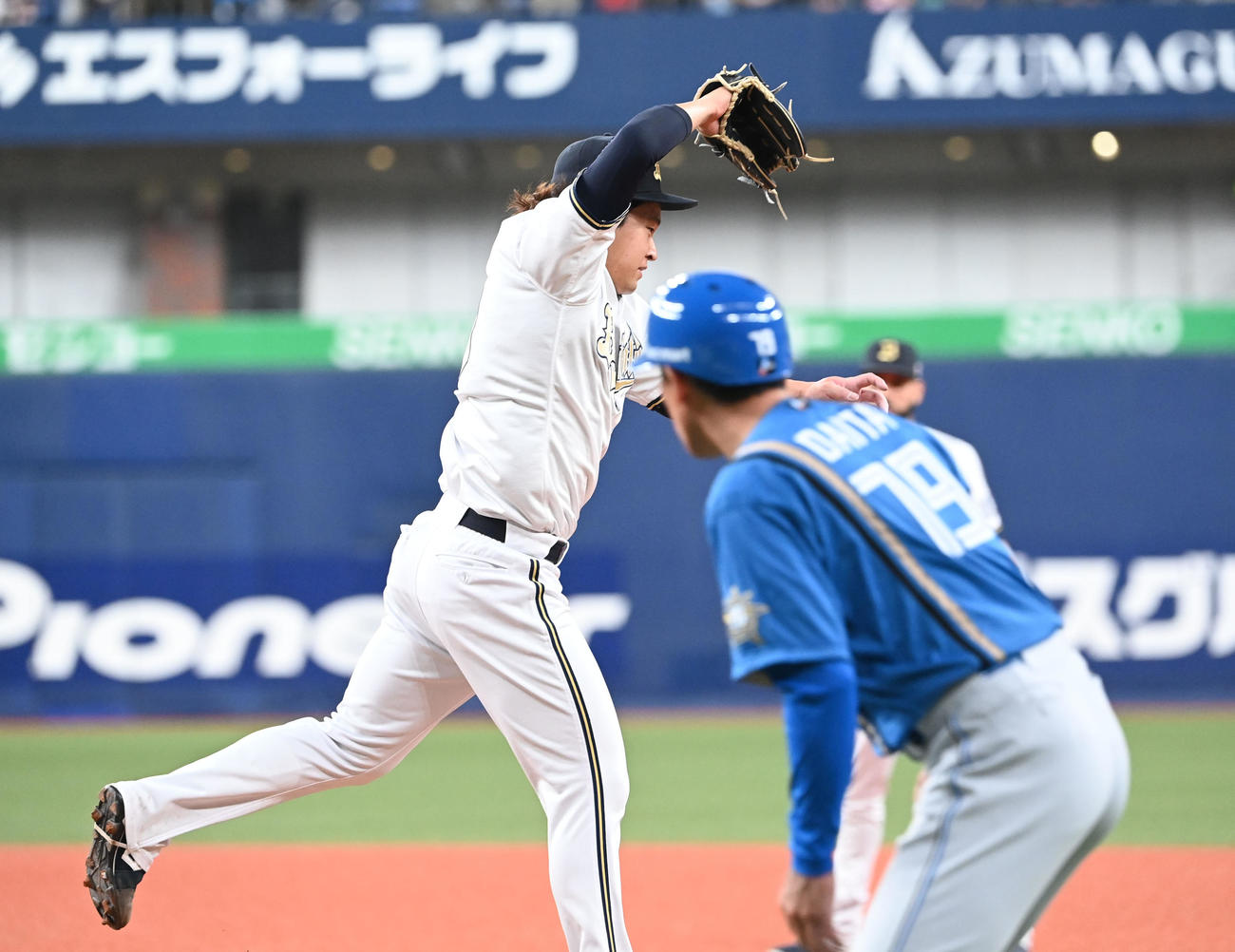 オリックス対日本ハム　5回表日本ハム2死、谷内の打球でベースカバーに入った宮城だがジャンプするも悪送球で届かず（撮影・和賀正仁）