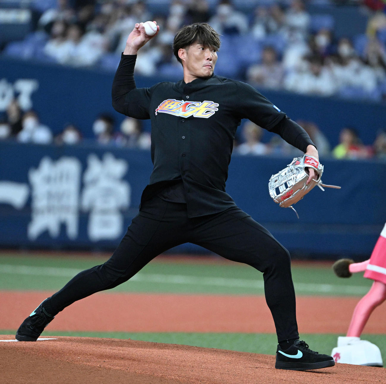 始球式を務める糸井氏（撮影・石井愛子）