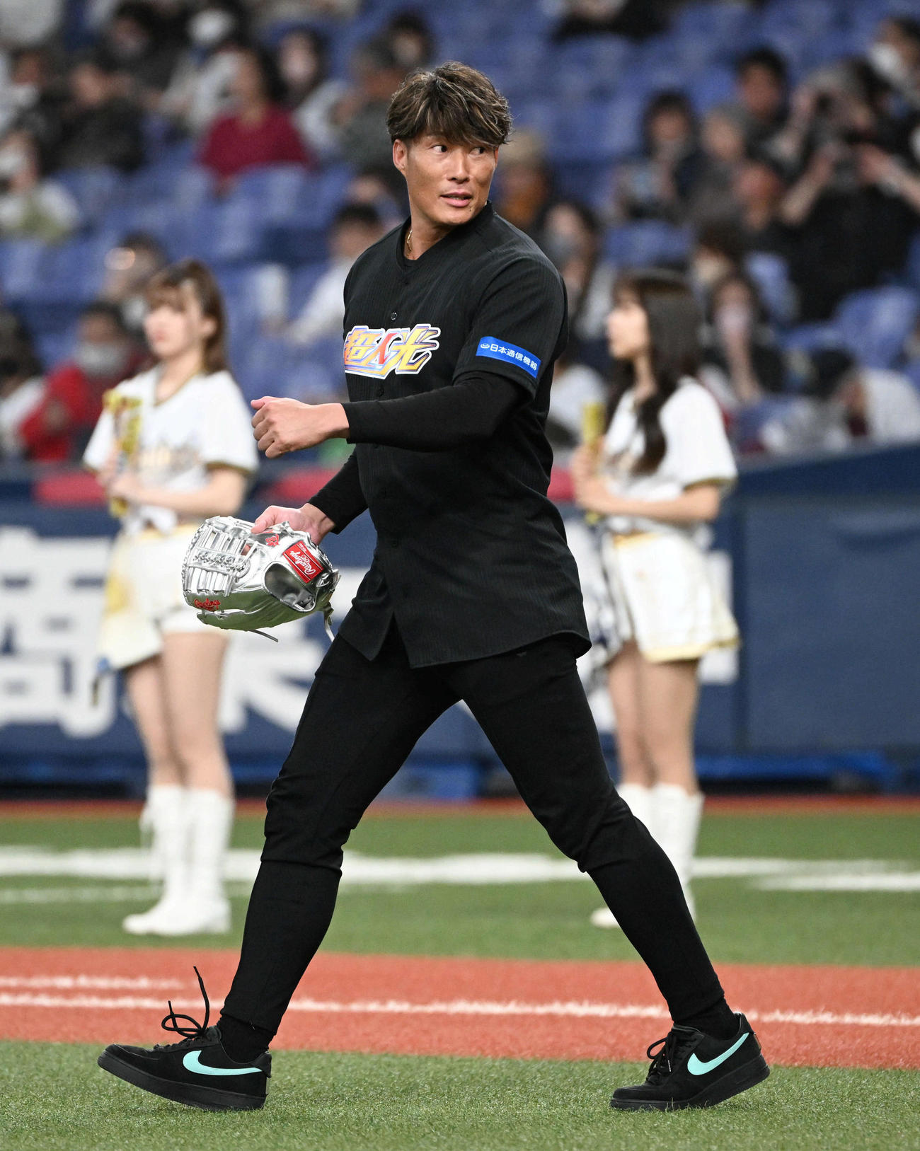 始球式を務める糸井氏（撮影・石井愛子）