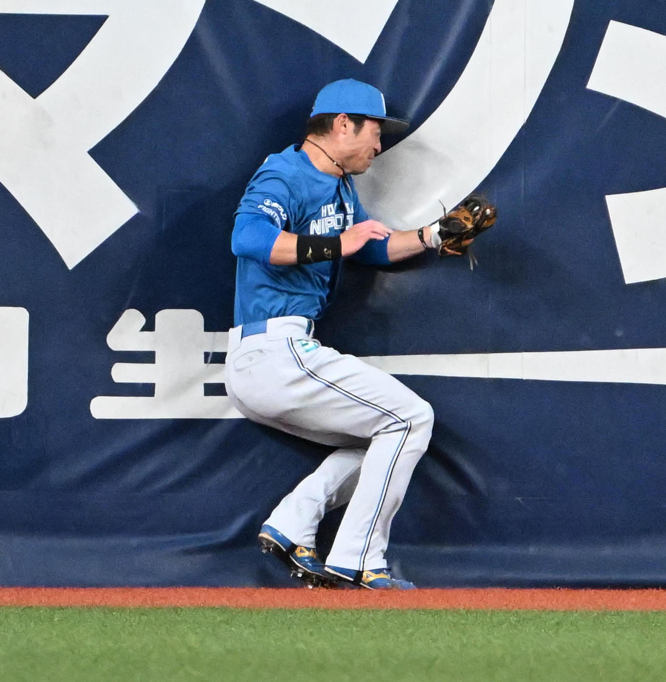 1回裏オリックス2死一塁、杉本の中飛を好捕する江越（撮影・石井愛子）