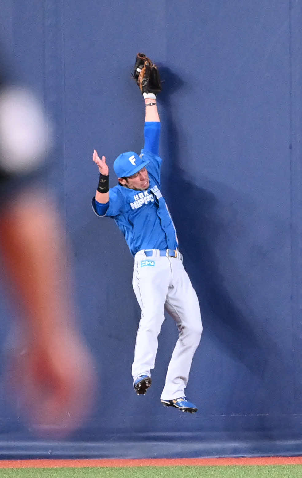 オリックス対日本ハム　3回裏オリックス1死一塁、森の打球を好捕する中堅手江越（撮影・和賀正仁）