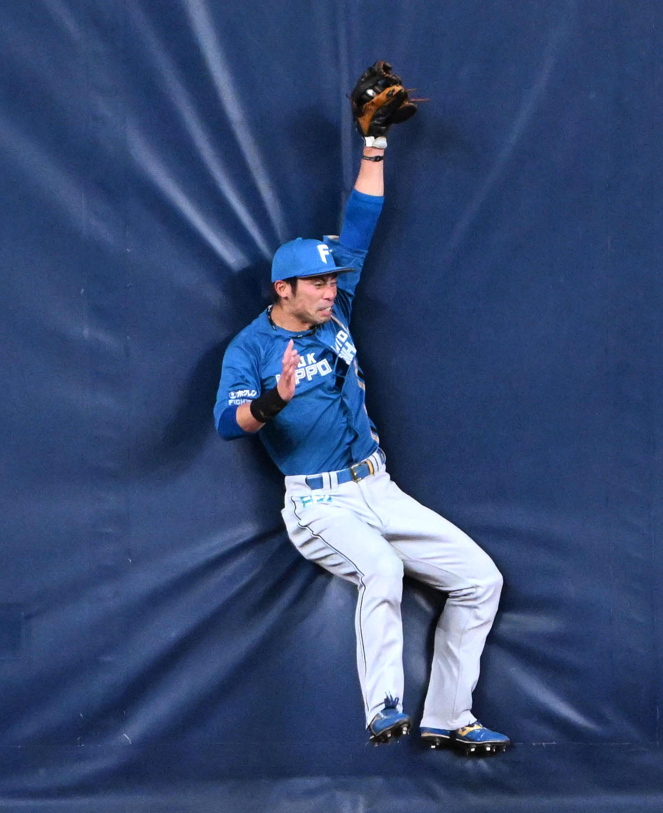 オリックス対日本ハム　3回裏オリックス1死一塁、森の中飛を好捕する江越（撮影・石井愛子）