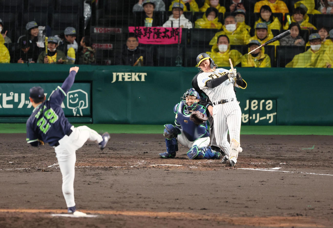 阪神対ヤクルト　4回裏阪神2死一塁、森下はバットを折り三ゴロに終わる。投手は小川（撮影・加藤哉）
