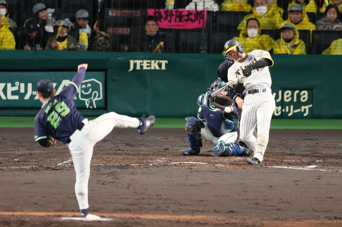 阪神対ヤクルト　4回裏阪神2死一塁、森下はバットを折り三ゴロに終わる。投手は小川（撮影・加藤哉）