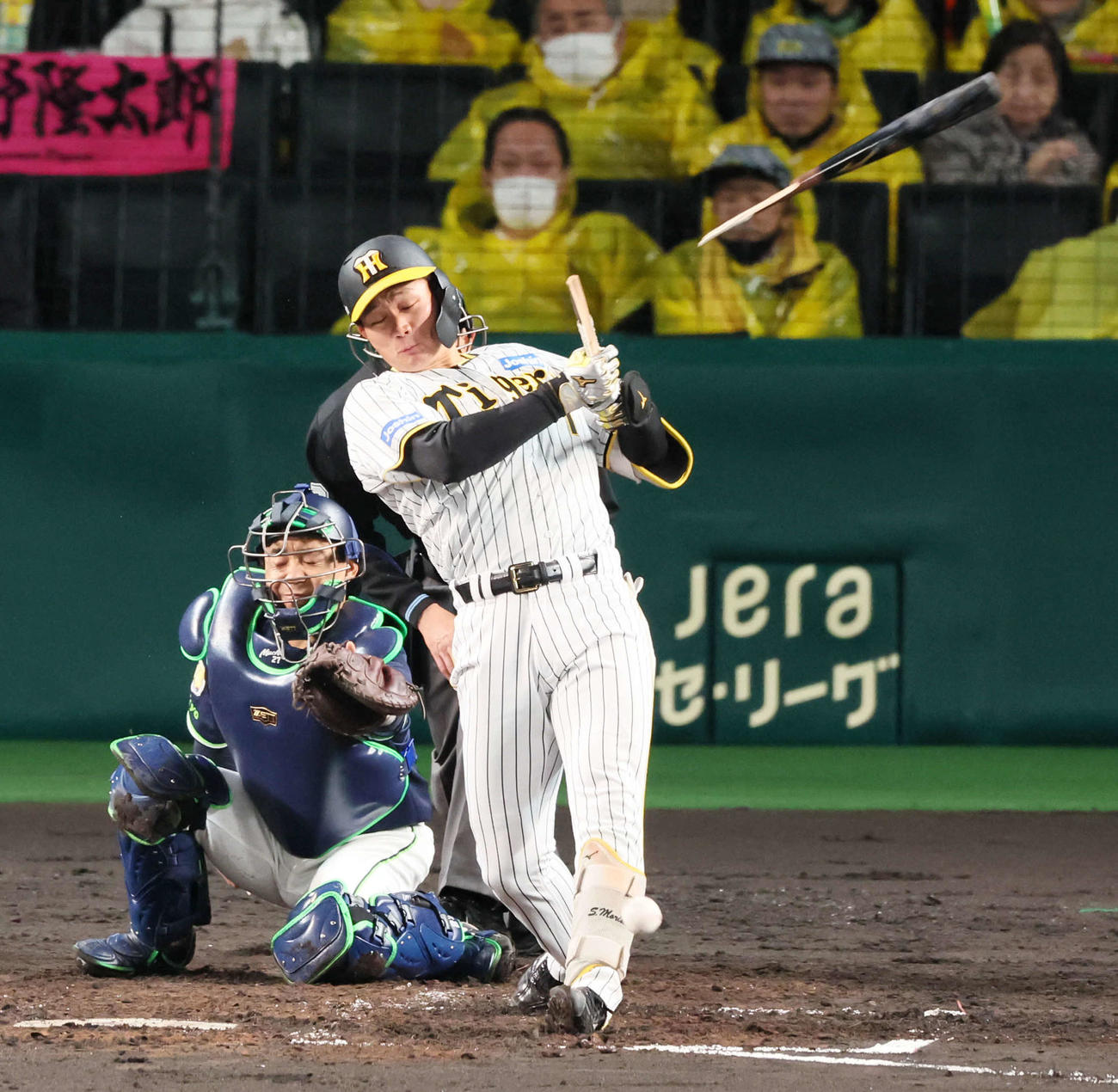 阪神対ヤクルト　4回裏阪神2死一塁、森下はバットを折られて三ゴロに終わる（撮影・加藤哉）
