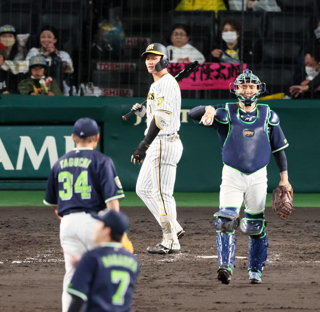 阪神対ヤクルト　9回裏阪神2死一、二塁、森下は空振り三振に倒れて試合終了となる（撮影・加藤哉）