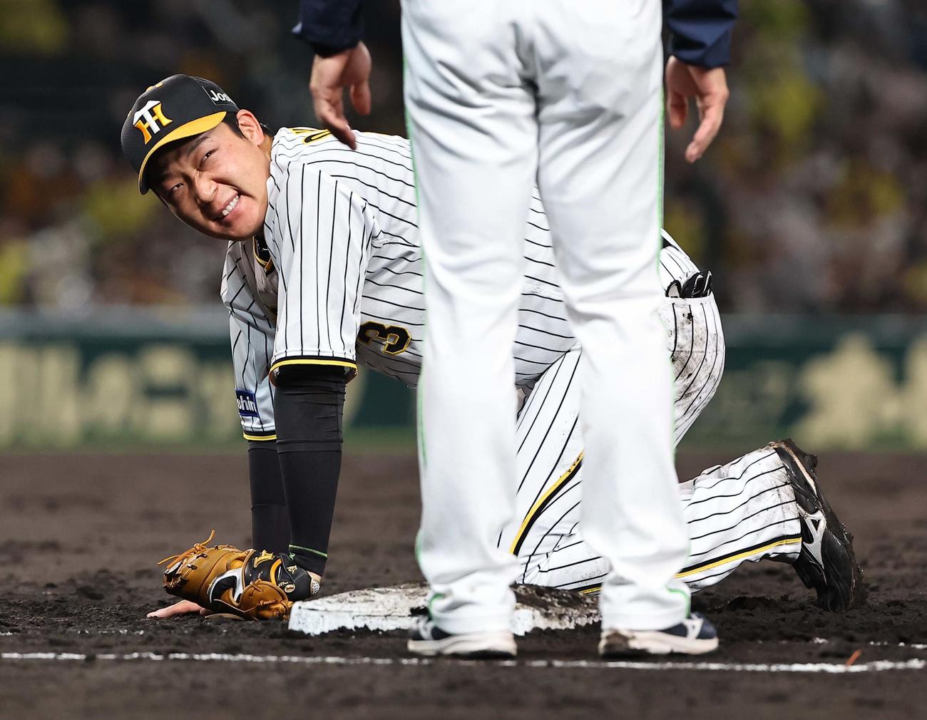阪神対ヤクルト　5回表ヤクルト1死、遊失で出塁したサンタナと交錯した大山は苦痛に耐える（撮影・上田博志）