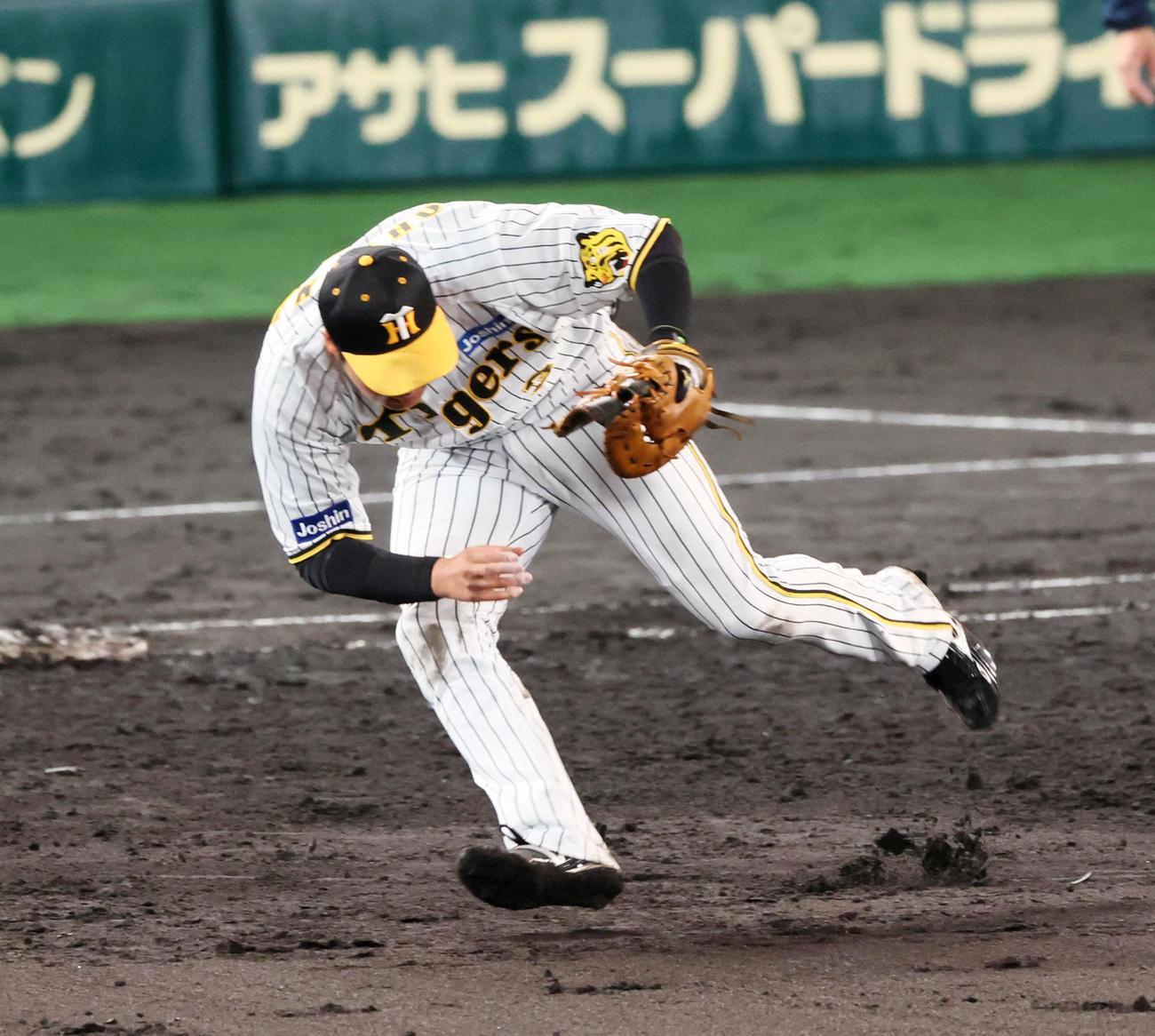 阪神対ヤクルト　5回表ヤクルト2死一、二塁、大山は丸山和の打球を捕球（撮影・加藤哉）