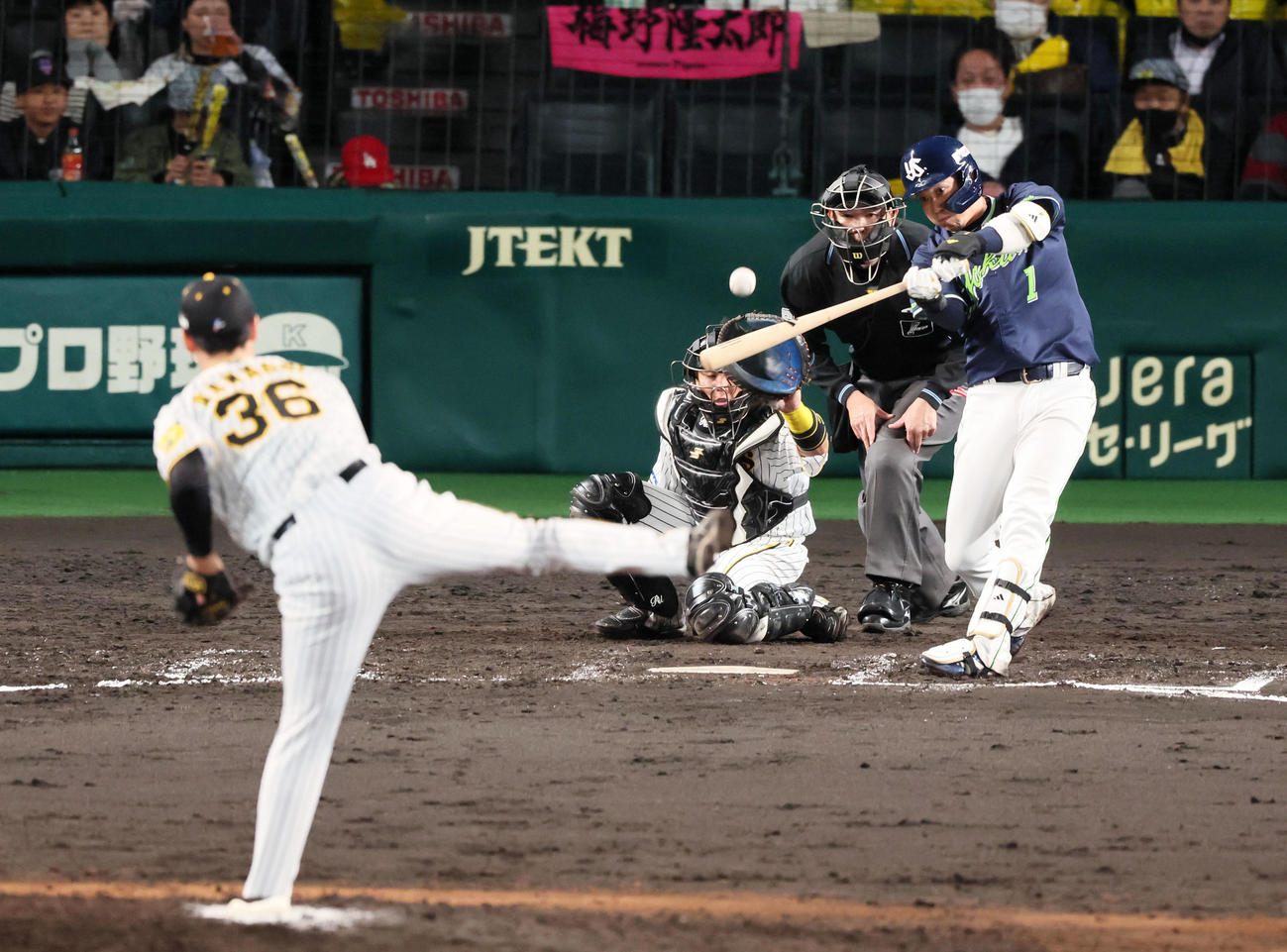 阪神対ヤクルト　8回表ヤクルト1死一塁、山田は中越え2点本塁打を放つ。投手は浜地（撮影・加藤哉）