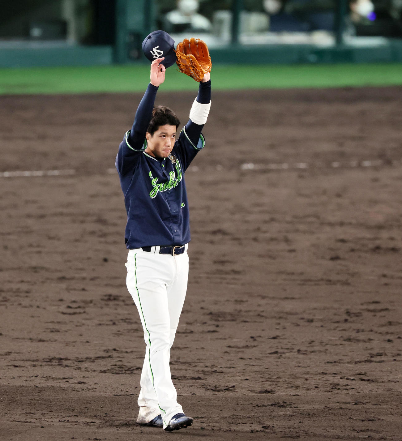 阪神対ヤクルト　8回表に中越え2点本塁打を放った山田はヤクルトファンからの声援に手を上げて応える（撮影・加藤哉）