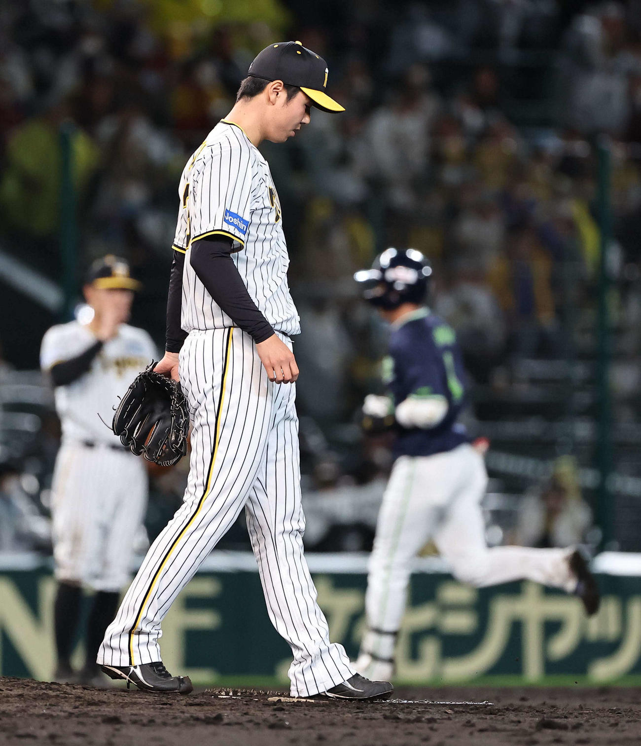 阪神対ヤクルト　8回表ヤクルト1死一塁、浜地は山田に勝ち越し2点本塁打を浴びる（撮影・上田博志）