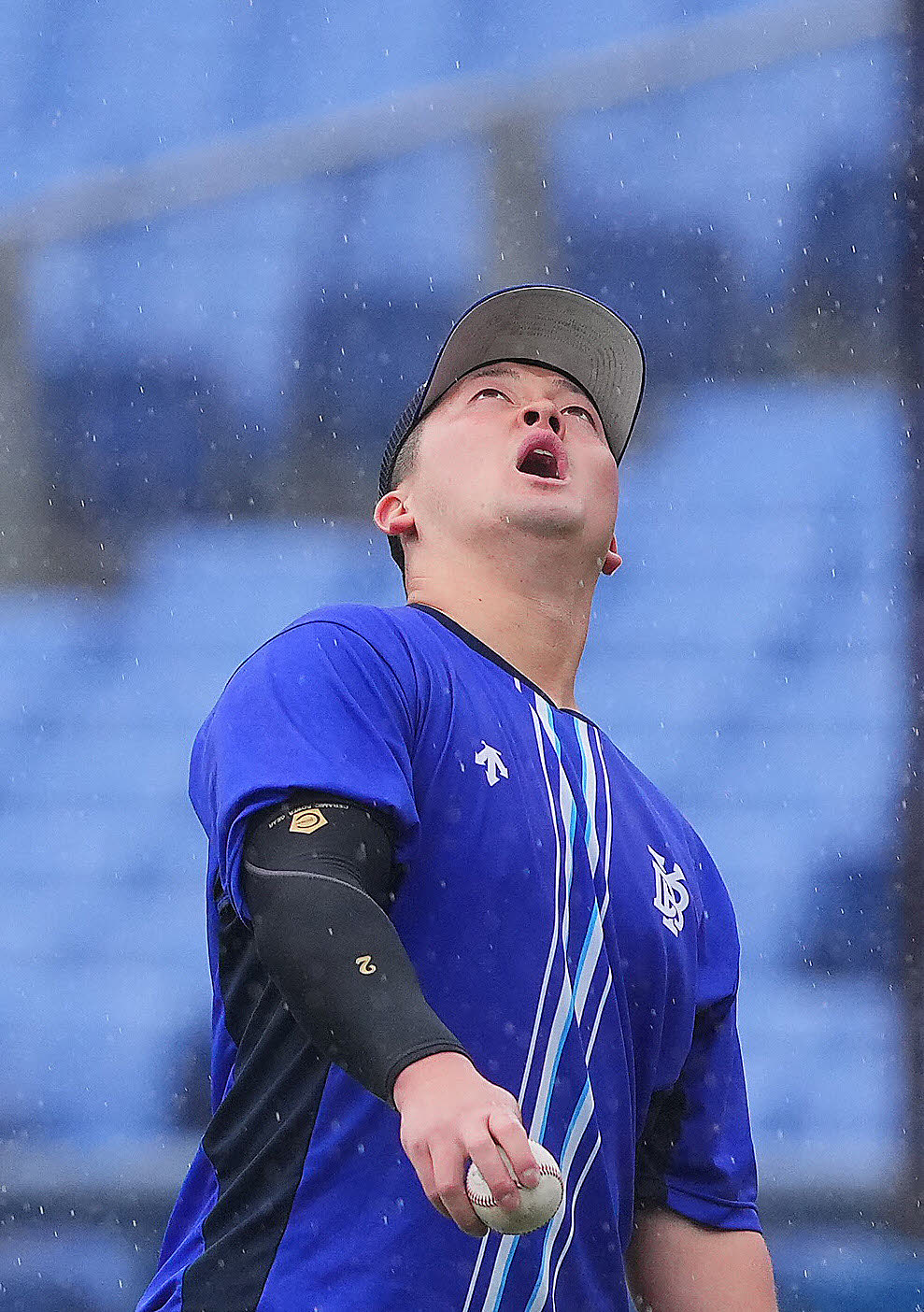 DeNA対中日　DeNA牧は試合前練習中、雨足が強くなるのを確認しこの表情（撮影・垰建太）