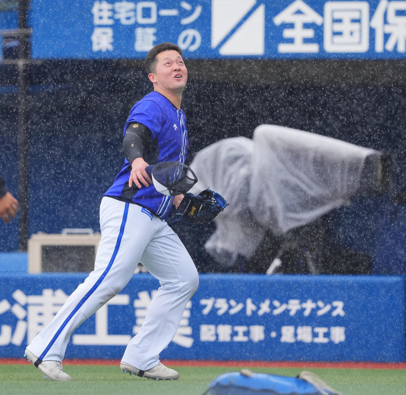 DeNA対中日　DeNA牧は試合前練習中、雨足が強くなるのを確認し一目散にグラウンドを引き揚げる（撮影・垰建太）