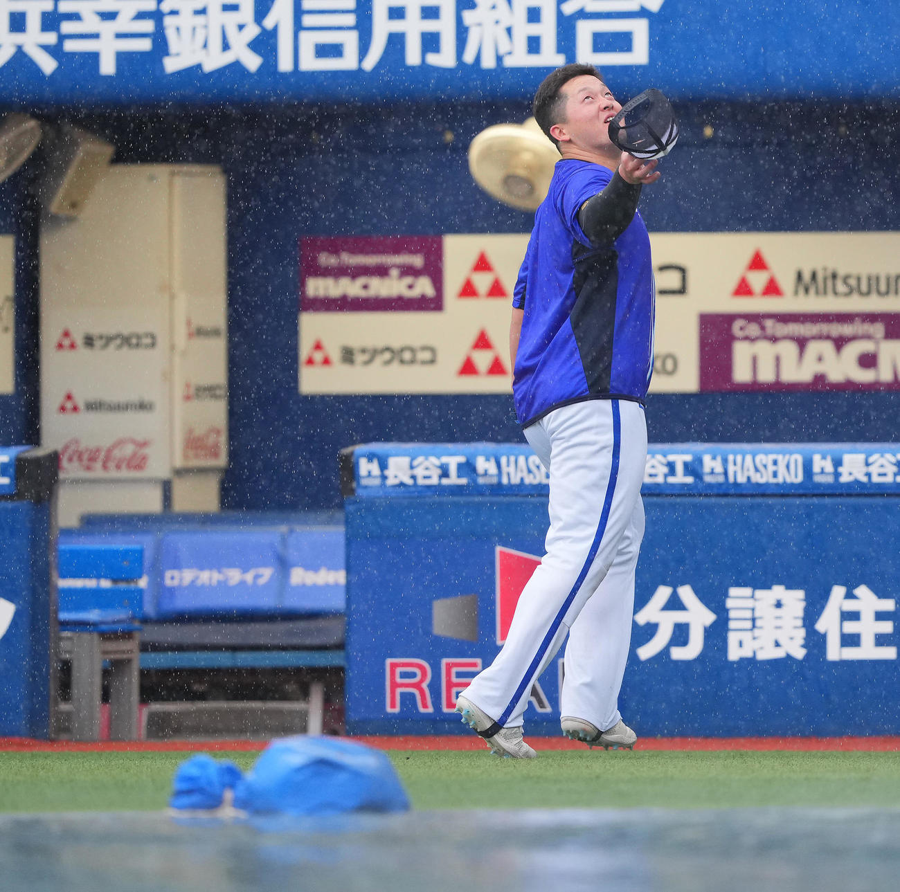 DeNA対中日　DeNA牧は試合前練習中、雨足が強くなるのを確認し一目散にグラウンドを引き揚げる（撮影・垰建太）