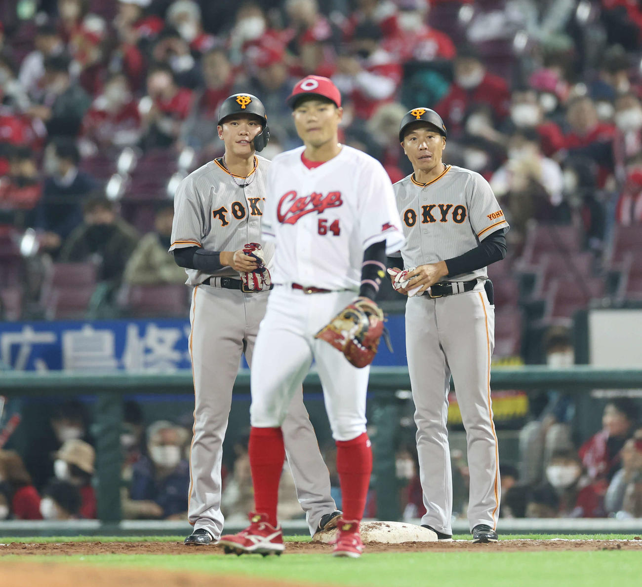広島対巨人　9回表巨人無死、四球を選ぶ坂本（左）（撮影・宮地輝）