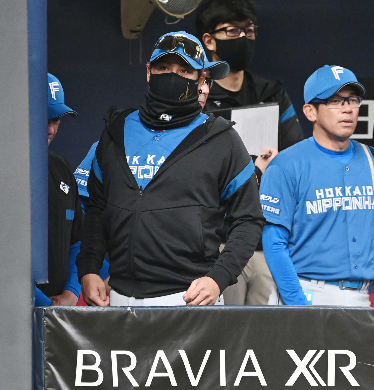 オリックス対日本ハム　ベンチから戦況を見る日本ハム新庄監督（撮影・和賀正仁）