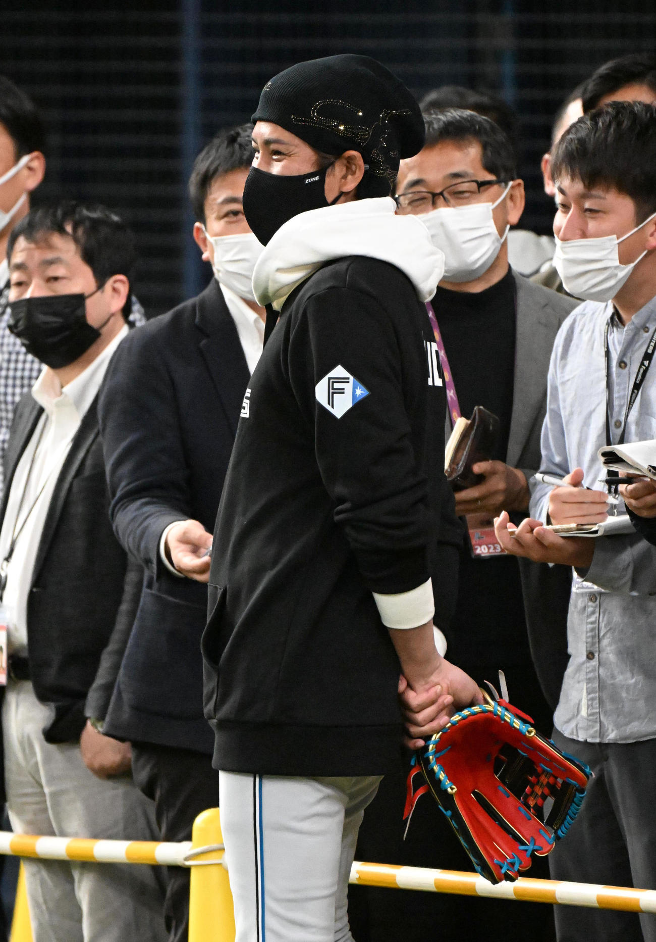 報道陣と笑顔で話す日本ハム新庄監督（撮影・石井愛子）