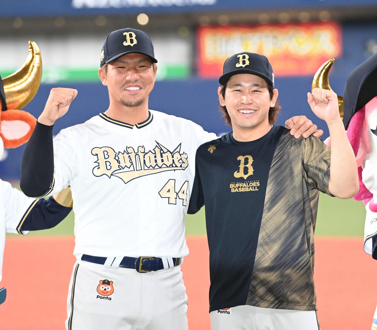 オリックス対日本ハム　打のヒーロー頓宮（左）と笑顔でガッツポーズする宮城（撮影・和賀正仁）