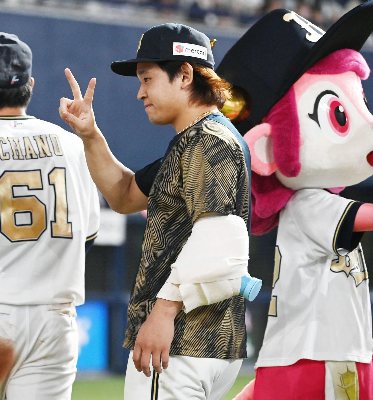 オリックス対日本ハム　日本ハムに快勝し、Vサインするオリックス宮城（撮影・和賀正仁）