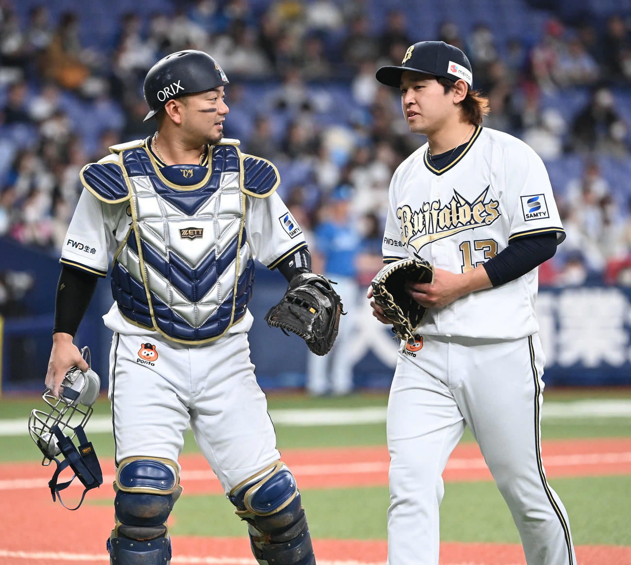 オリックス対日本ハム　2回を終え森（左）とベンチに引き揚げる宮城（撮影・和賀正仁）