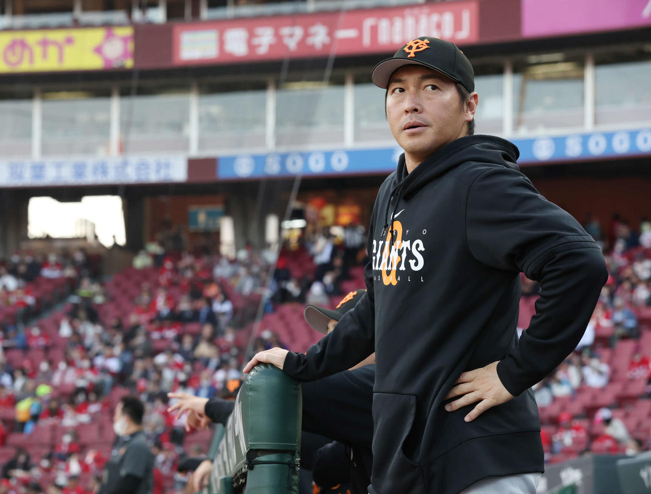 広島対巨人　試合前、スタンドを見渡す巨人長野（撮影・宮地輝）