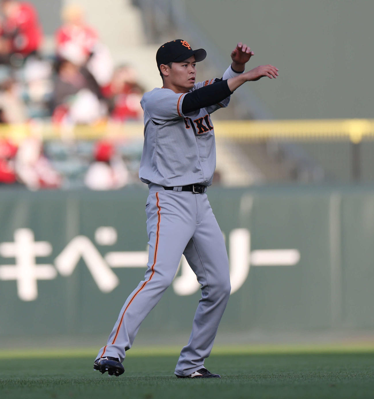 広島対巨人　試合前、ウオーミングアップする巨人中山（撮影・宮地輝）