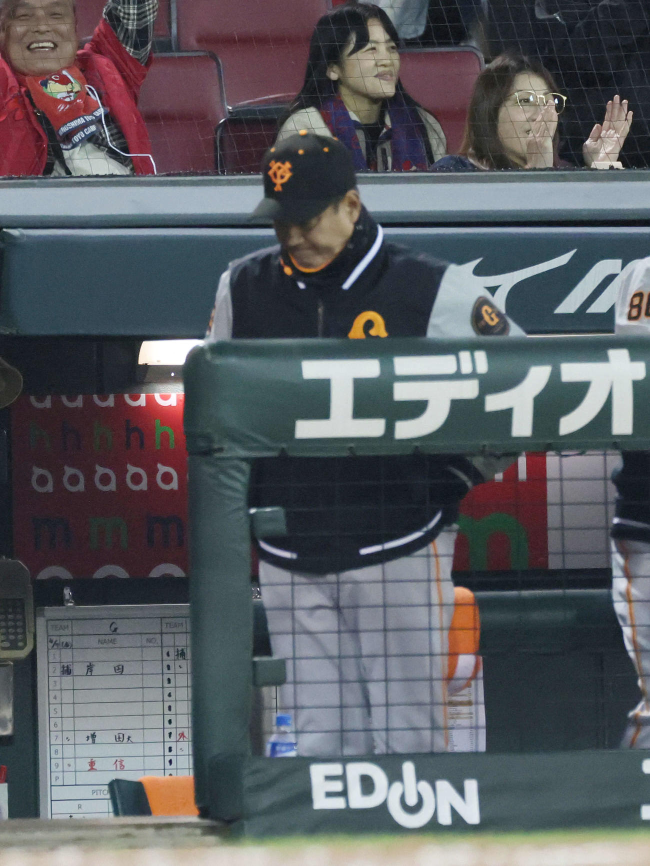 広島対巨人　9回表巨人2死一、二塁、長野が三振して試合終了。敗れた原監督（撮影・加藤孝規）