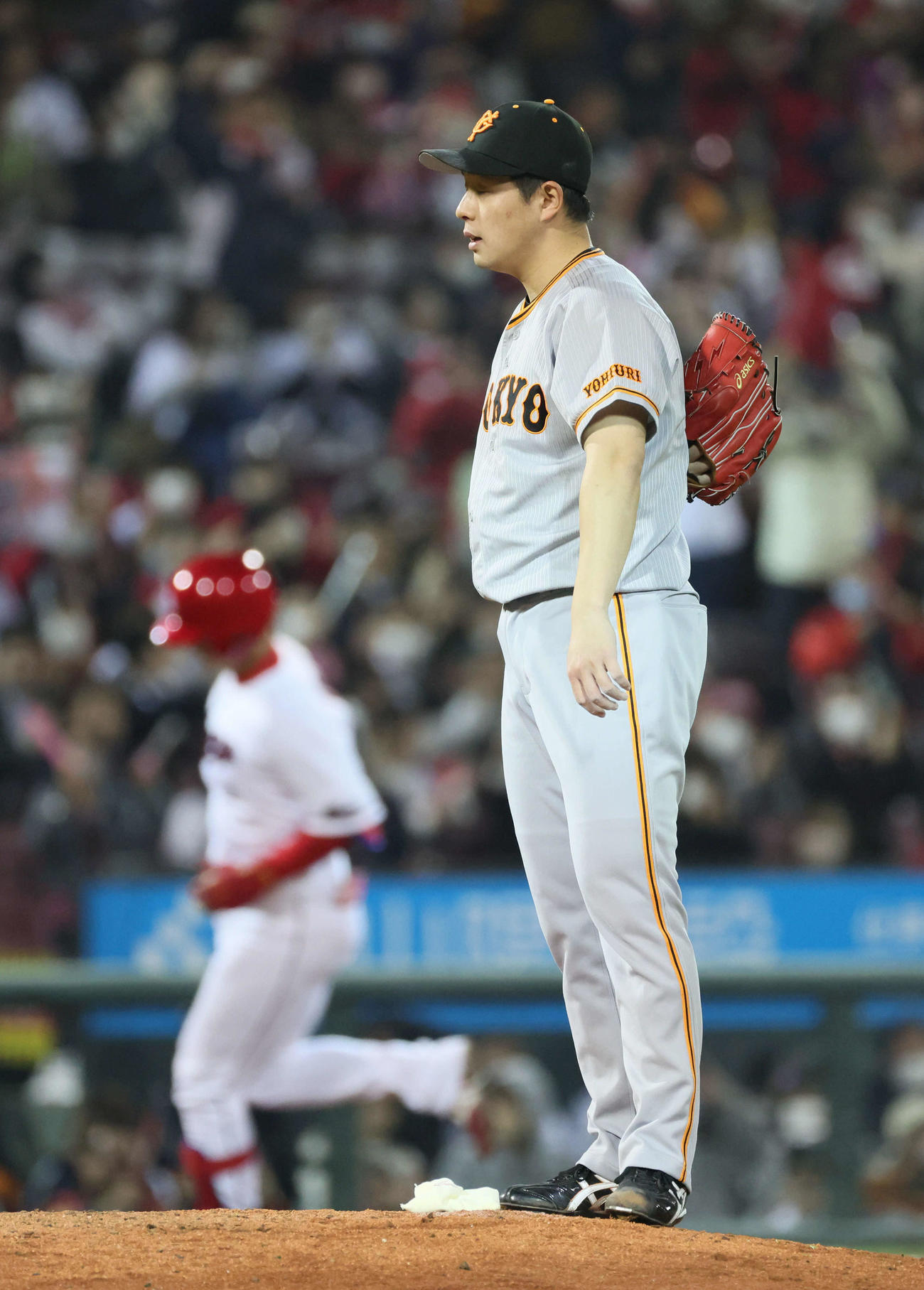 広島対巨人　6回裏広島2死、代打の堂林に左越え本塁打を浴びた大江（撮影・加藤孝規）
