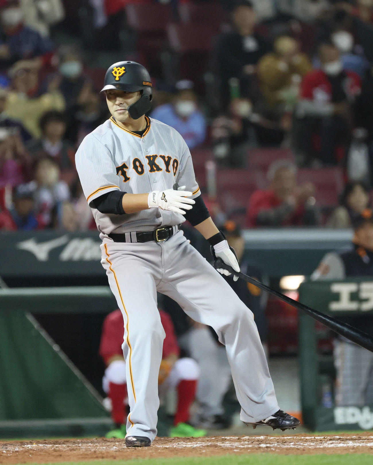 広島対巨人　9回表巨人2死一、二塁、長野は三振（撮影・加藤孝規）