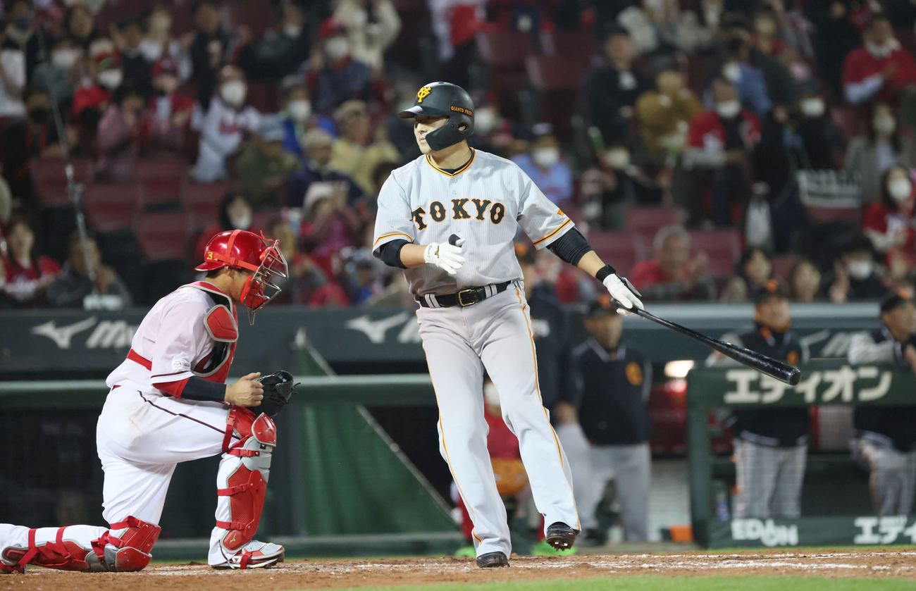 広島対巨人　9回表巨人2死一、二塁、長野は三振（撮影・加藤孝規）