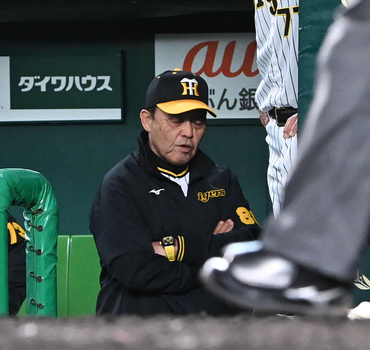 阪神対ヤクルト　ヤクルトに敗れがっくりする岡田監督（撮影・前岡正明）