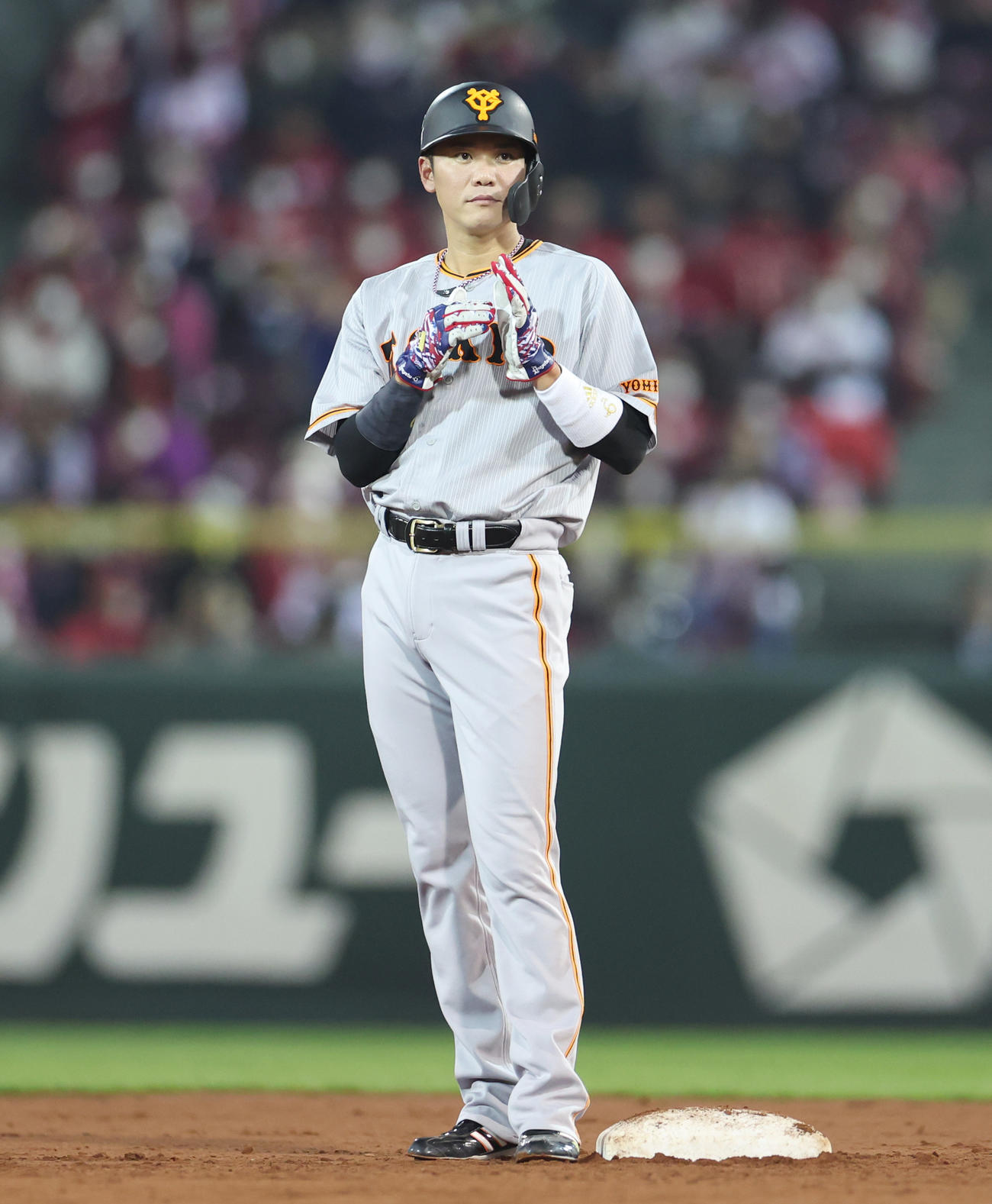 広島対巨人　9回表巨人1死一塁、岡本和が左前打を放ち、二塁に進む坂本（撮影・宮地輝）