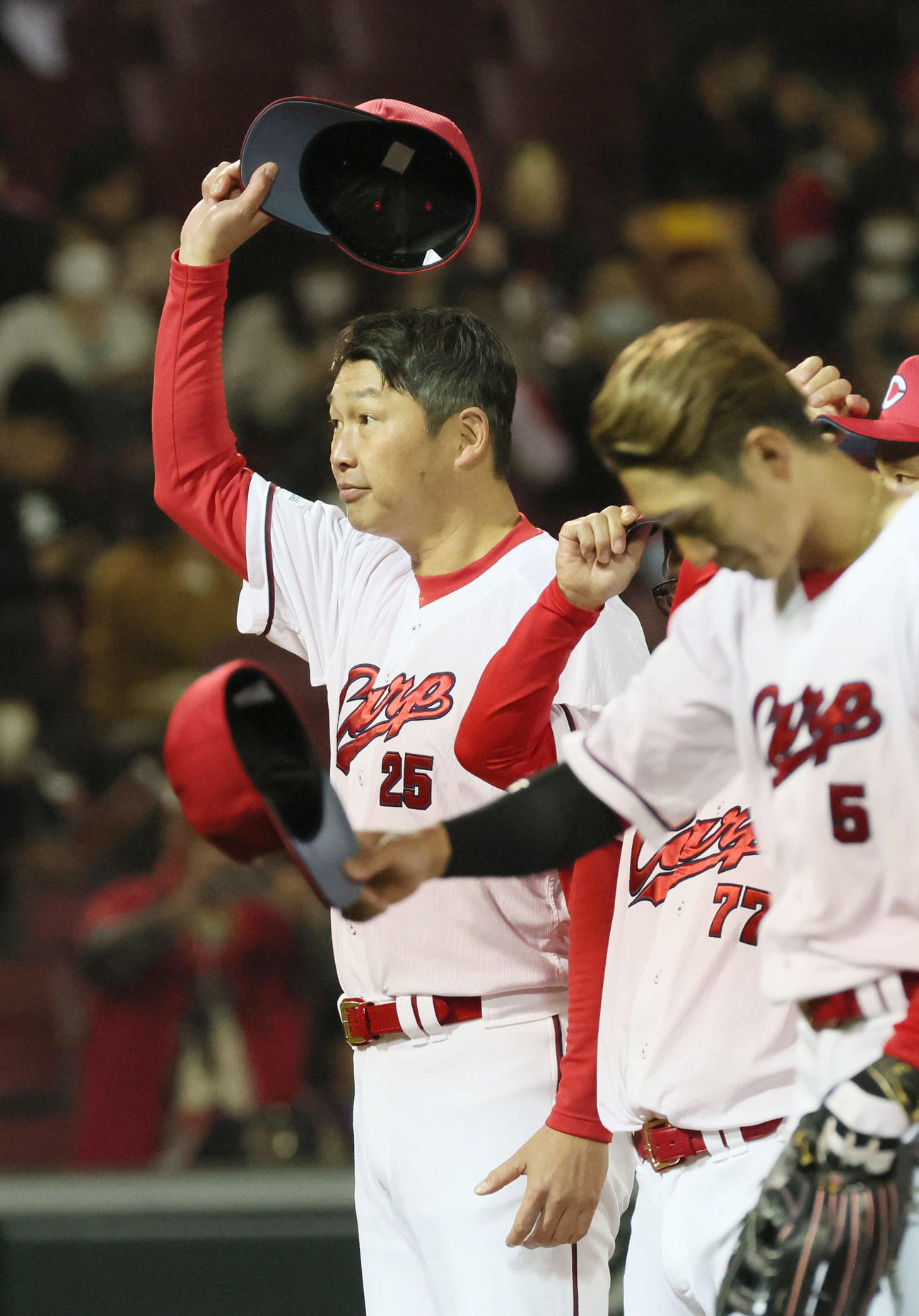 広島対巨人　ファンの声援に応える新井監督（撮影・加藤孝規）