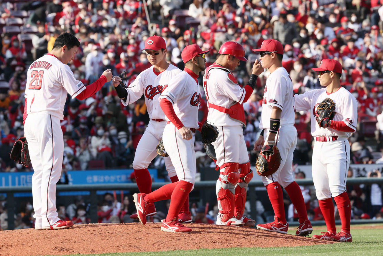広島対巨人　巨人に連勝の広島ナイン（撮影・加藤孝規）