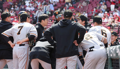 広島対巨人　試合前の円陣で盛り上げる巨人松田（右から3人目）（撮影・宮地輝）