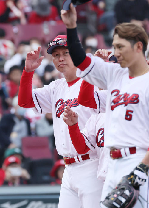 広島対巨人　巨人に連勝の広島新井監督（撮影・加藤孝規）
