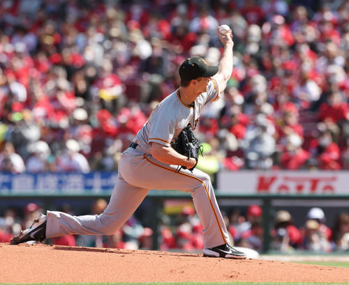 広島対巨人　力投する巨人先発のグリフィン（撮影・宮地輝）