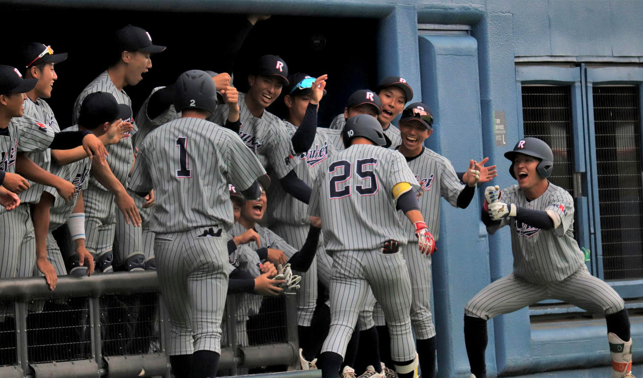 流通経大対駿河台大　2回表流通経大無死二塁　谷田が中越え2ラン本塁打を放ち盛り上がる流通経大ベンチ（撮影・星夏穂）