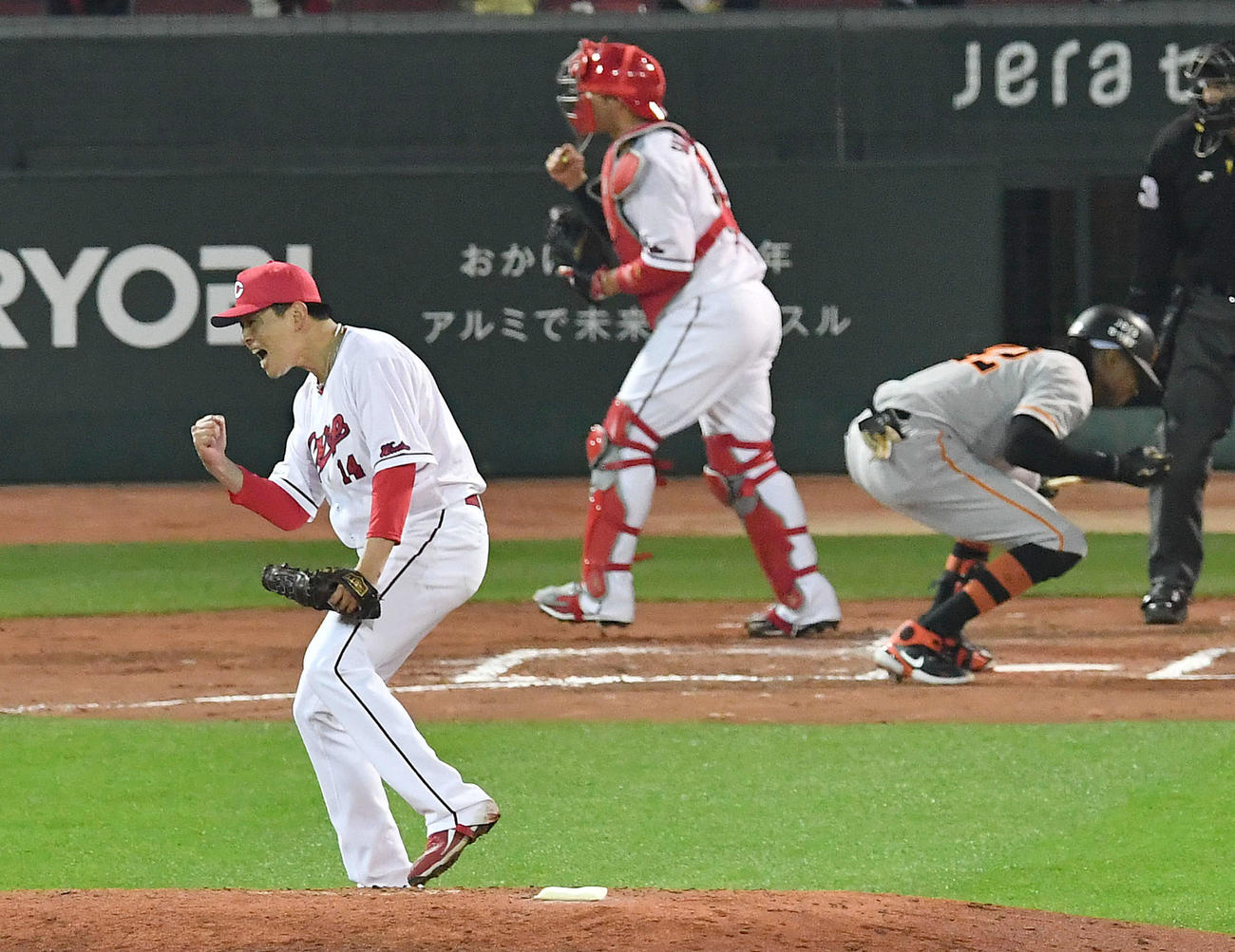 広島対巨人　6回表巨人2死二、三塁、ピンチでブリンソン（右）から空振り三振を奪い、雄たけびを上げながらガッツポーズする大瀬良（撮影・岩下翔太）