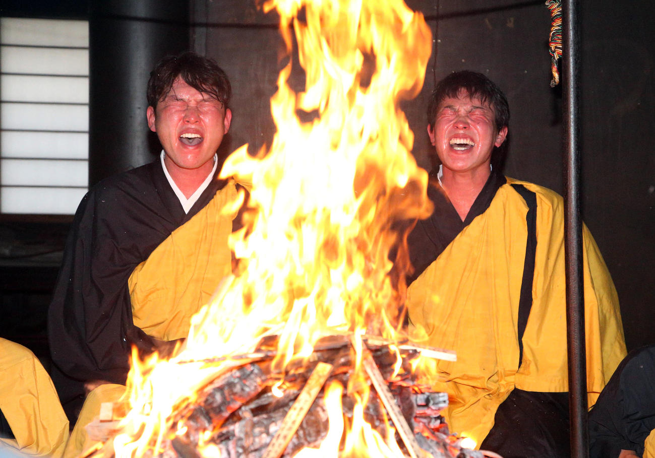 17年1月、護摩行を行う広島の堂林（右）と新井