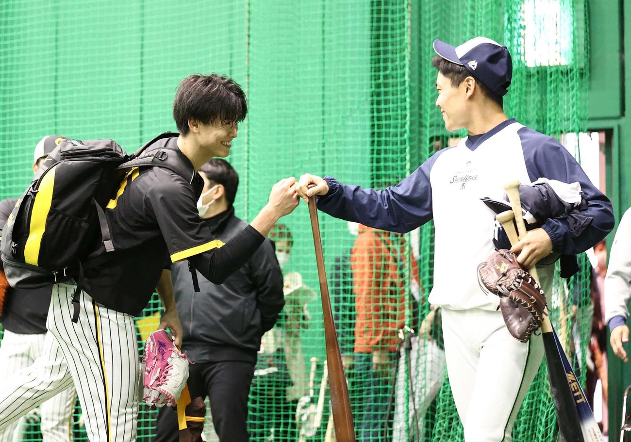 阪神対ヤクルト　中村（右）とグータッチをする湯浅（撮影・上田博志）