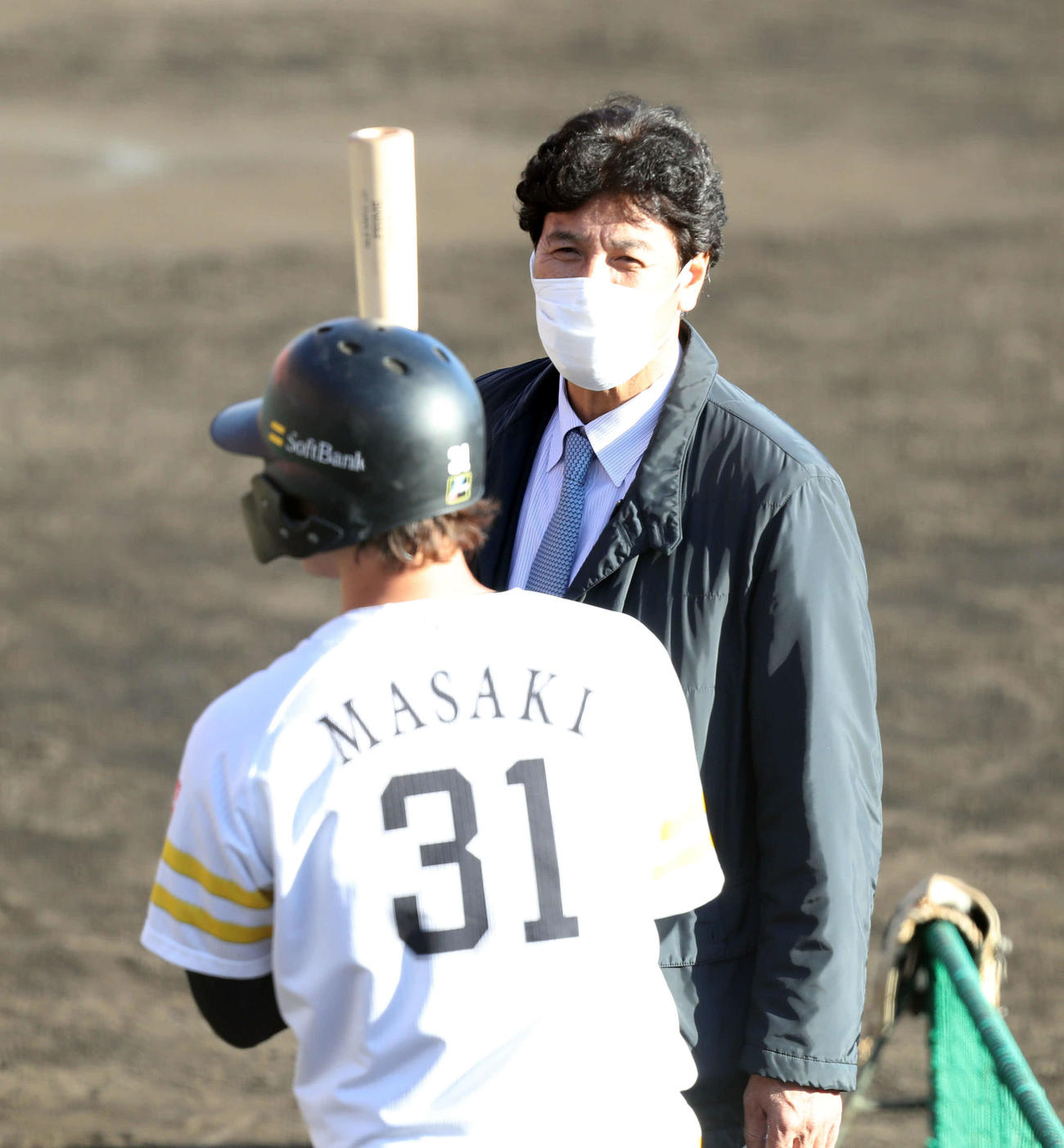 正木（手前）にアドバイスを送る秋山幸二氏（23年2月16日撮影）
