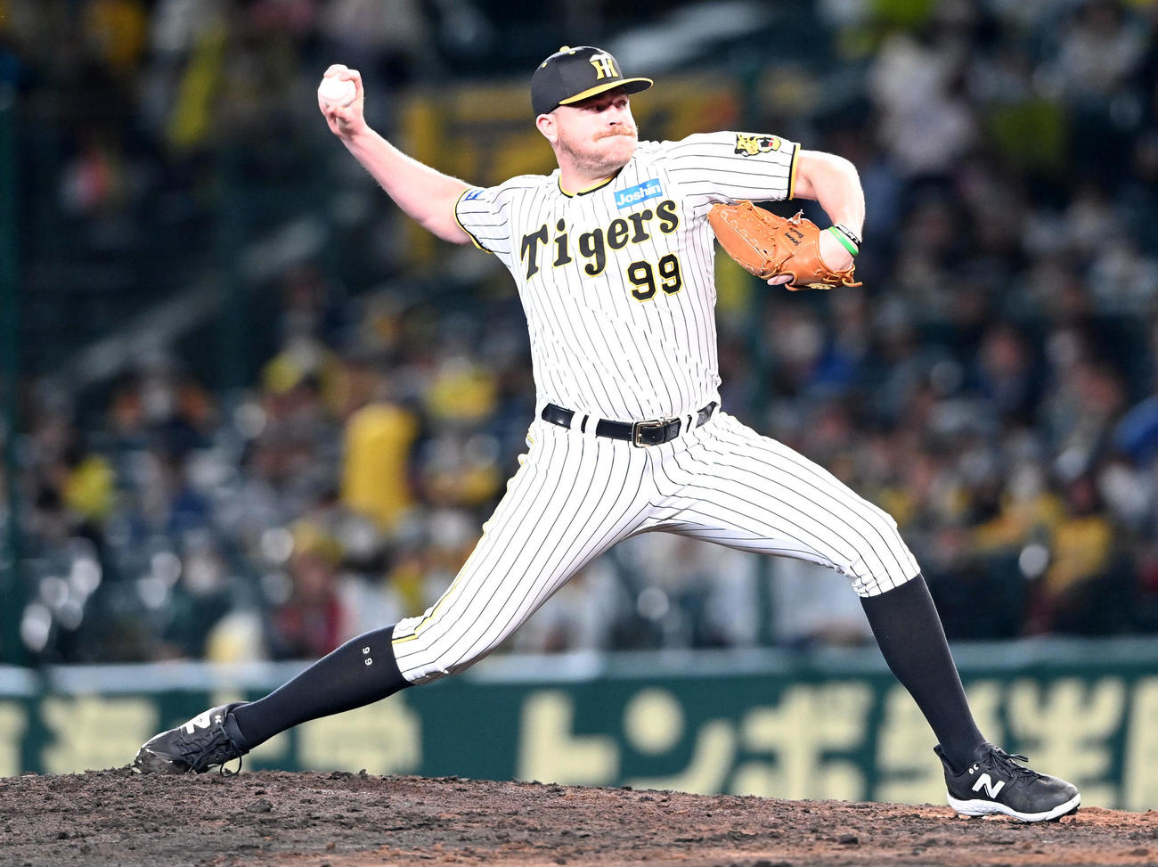 阪神対ヤクルト　初登板を果たしたビーズリー（撮影・前岡正明）