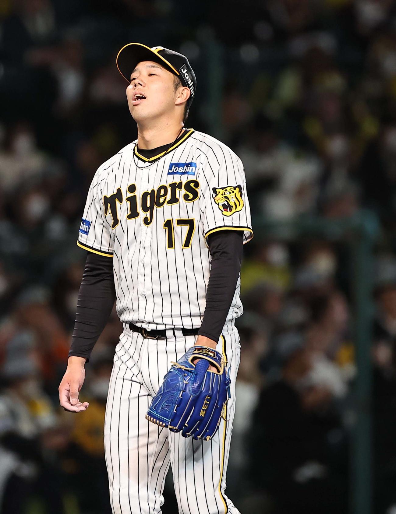 阪神対ヤクルト　7回、同点に追いつかれた青柳は、悔しそうな表情でベンチに引き揚げる（撮影・上田博志）
