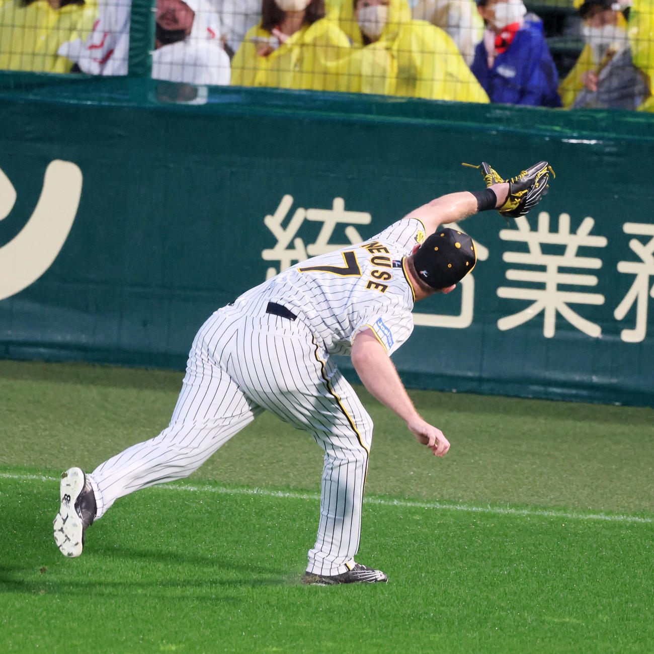 阪神対ヤクルト　1回表ヤクルト2死一塁、ノイジーは一度見失った村上の飛球を捕球する（撮影・加藤哉）