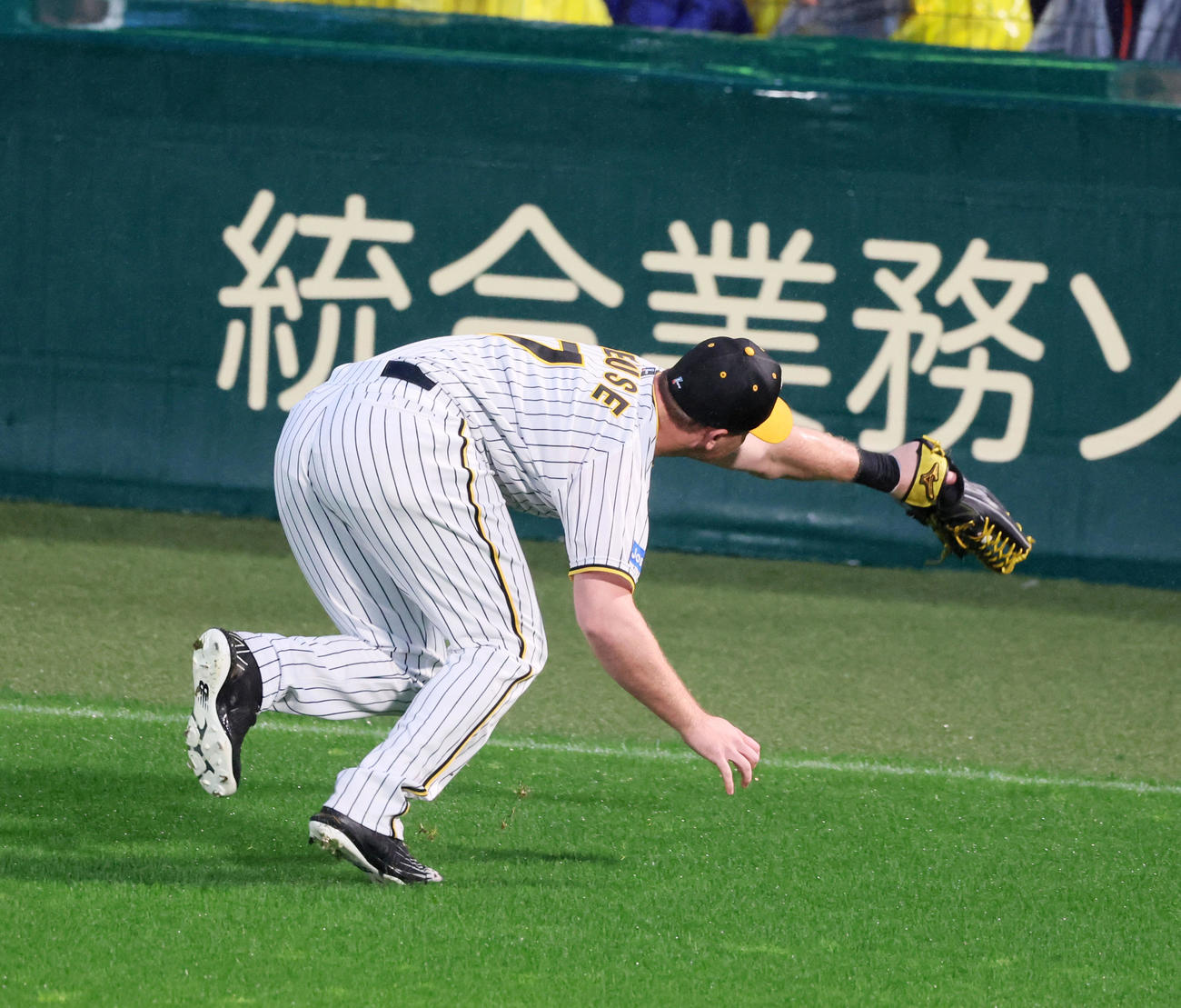 阪神対ヤクルト　1回表ヤクルト2死一塁、ノイジーは一度見失った村上の飛球を捕球する（撮影・加藤哉）