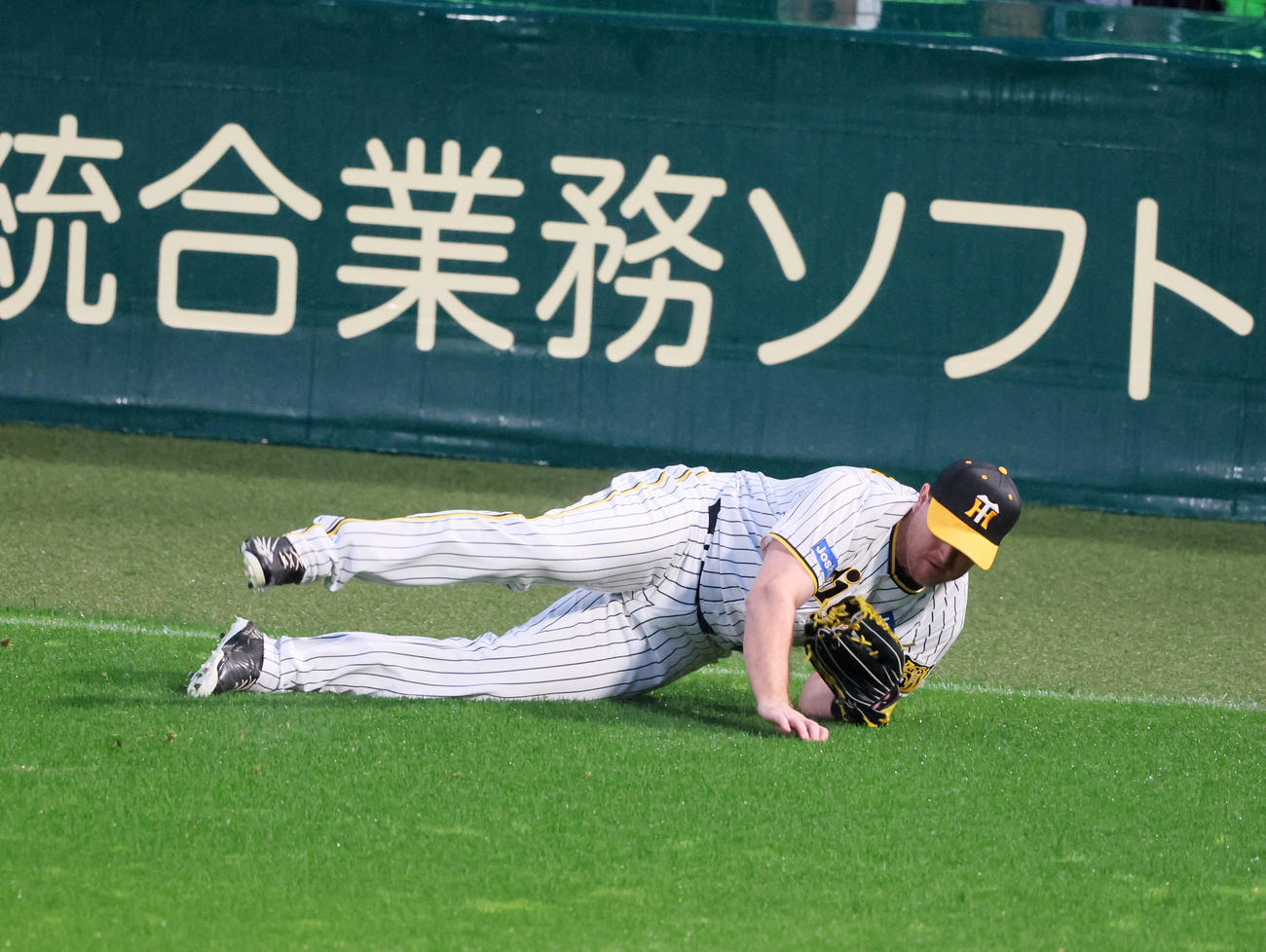 阪神対ヤクルト　1回表ヤクルト2死一塁、ノイジーは一度見失った村上の飛球を捕球する（撮影・加藤哉）