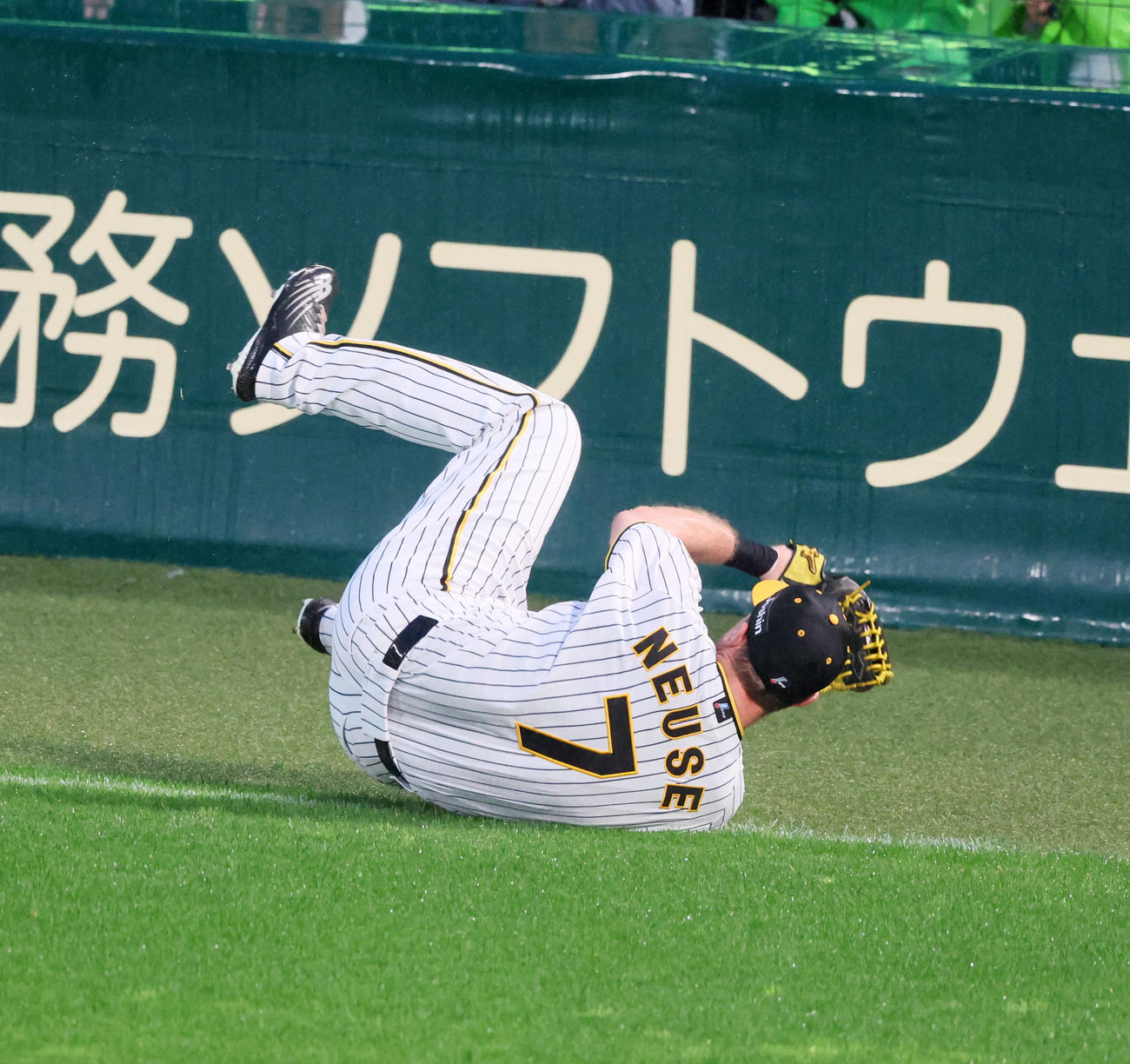 阪神対ヤクルト　1回表ヤクルト2死一塁、ノイジーは一度見失った村上の飛球を捕球する（撮影・加藤哉）